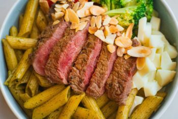 Assiette équilibrée en diététique chinoise avec bœuf, légumes verts, pâtes au petit épautre et amandes