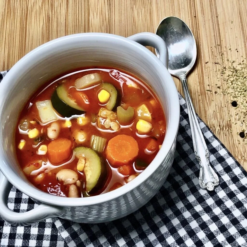 Bol de soupe de légumes maison chaude, alimentation simple et réconfortante après les fêtes
